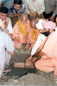 Swami Budh Puri Maharaj lays the foundation stone of an ultramodern gaushala