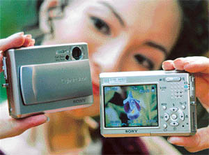 A model displays Sony Corps new Cybershot DSC-T1 during an unveiling in Tokyo. The new 5.1 mega pixel camera with a thickness of 17.3 mm (0.68 inch) will go on sale in Japan on November 21 for 60,000 yen ($ 548).