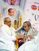 Noted classical singer Pandit Bhimsen Joshi felicitates Padmavibhushan Dr Gangubai Hanagal at a charity concert