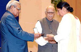 Prime Minister Atal Bihari Vajpayee presents a medal to the wife of late senior IB officer, G.S. Kang