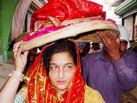 Anuradha Paudwal offers chadar at the tomb of Sufi saint Khawaja Moinuddin Chishti