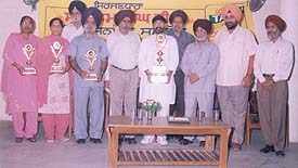 Members of Sirjan Dhara honour music director Uttam Singh at a function 