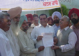 Members of the Punjabi Lekhak Sabha submit a memorandum to Mr Harnam Dass Johar, Minister for Higher Education