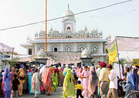  People gather in front of a gurdwara in Ludhiana on the occasion of Gurpurb 