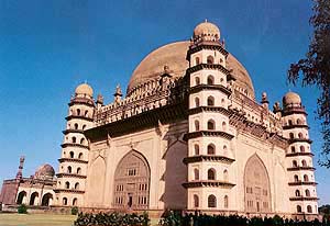 Gol Gumbaz: Simple, bold and vertical aspirations