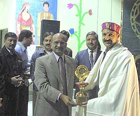 Dr Chander Shekhar, Director, NIT, Hamirpur, honours Mr Devesh Kumar, Deputy Commissioner of Hamirpur, during the Hillfair-2003 function at the NIT