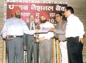 S.S. Kohli, CMD, PNB, presents the departmental national language trophy