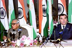 Prime Minister Atal Bihari Vajpayee along with Tajakistan President Rakhmonov at a joint Press conference in Dushanbe 