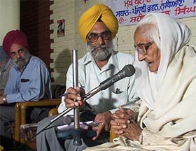 Shaheed Kartar Singh Sarabhas cousin, Bibi Jagdish Kaur, at a seminar