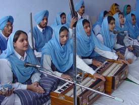 Students of GNPS present shabad on the occasion of Guru Nanak birthday