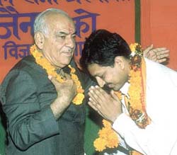 The BJP candidate from the Minto Road Assembly constituency, Manoj Jain, with Madan Lal Khurana