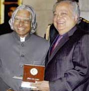 President A.P.J. Abdul Kalam presents the 2002 Indira Gandhi Prize for Peace, Disarmament and Development to former Commonwealth Secretary-General Sir Shridath Ramphal at Rashtrapati Bhavan in New Delhi 