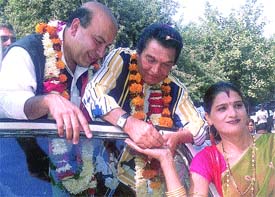 Asrani giving his autograph to a eunuch while campaigning for BJP candidate Vijay Jolly