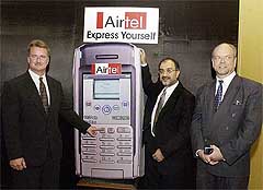Mr Sanjay Nandrajog (centre), Chief Executive Officer and Director of Bharti Airtel Cellular Limited, with Mr Jan Camphell (right), Managing Director, Ericsson India Limited, and Mr Norman Price, Chief Technical Officer, Bharti Cellular Mobility Limited