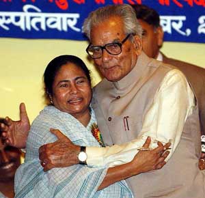 Vice-President Bhairon Singh Shekhawat with Union Minister Mamta Banerjee at a felicitation function organised by Rajasthan Parishad in Kolkata 