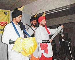 Scenes from the play Ankhile Jodhey