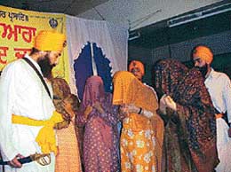 Scenes from the play Ankhile Jodhey