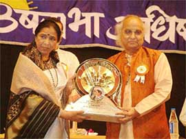 Eminent playback singer Asha Bhonsle receives the "Chitrapati" award from noted classical vocalist Pandit Jasraj