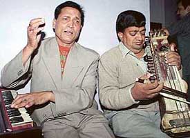 Ghazal singer Arjun Jaipuri strikes a melodious chord with Jaipur-based celebrated Sarangi player and vocalist Ustad Moinuddin Kha