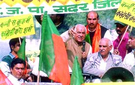 Delhi BJP President Madan Lal Khurana, flanked by party activists, protesting against the recent rape