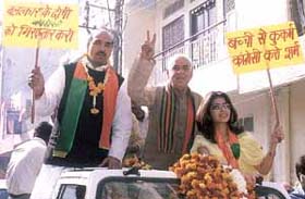 Madan Lal Khurana with Shweta Anu Keshwani of Kahani Ghar Ghar Ki, campaigning for BJP candidate Surya Prakash