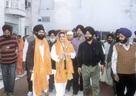 Reena Roy, a Congress campaigner at Bangla Sahib Gurdwara