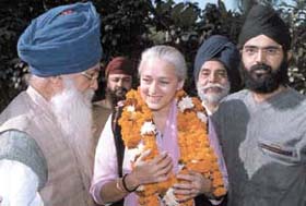 Jathedar Rachpal Singh, president, Shiromani Akali Dal (Master Tara Singh), greeting socialite Nafisa Ali on Id