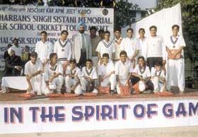 National Commission for Minorities Chairman Tarlochan Singh with the Hansraj Model School cricket team