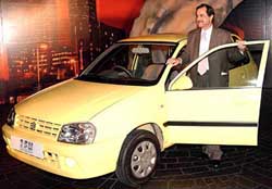 MUL Managing Director Jagdish Khattar with the improvised version of Zen VXI in New Delhi 