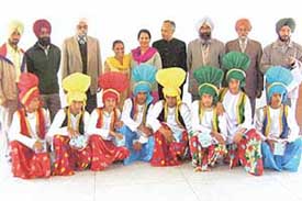 Mr S.K. Ahluwalia, Deputy Commissioner, and Ms Daisy Walia, Chairperson, Hospital Welfare Section, with the winning bhangra team of the Bal Divas bhangra competition at Fatehgarh Sahib