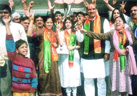 Actress Bhagyashree campaigning for the BJP candidate from Kamla Nagar