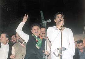 Sunil Shetty canvassing at full throttle