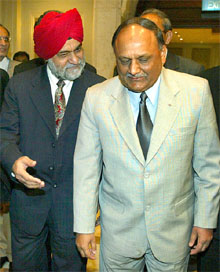 Director general of India's Civil Aviation Department Satendra Singh (L) escorts Pakistani additional secretary Ministry of Defence Mohammad Ashraf Chaudhry