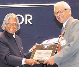 The President, Dr A.P.J. Abdul Kalam, presents the Best Employer National Award
