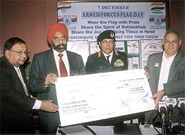 Mr S.S.Kohli, CMD, PNB, presenting a cheque of Rs 27 lakh to Minister of State for Defence Chaman Lal Gupta in New Delhi on the occasion of Armed Forces Flag Day.