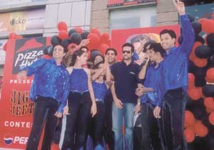 Sensations members from Kirori Mal College, the winners of Pizza Hut ‘Jig & Jeeto’ contest, with actor Fardeen Khan