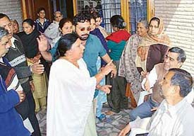 Parveens relatives (standing) and Dr Vinod and Mr Subhash, sons of K.L. Arora, exchange hot words over the triple murder in Panchkula on Thursday.