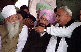 The Punjab Chief Minister, Capt Amarinder Singh, the PPCC president, Mr H.S. Hanspal, and the Malout MLA, Mr Nathu Ram, at a Congress rally at Malout