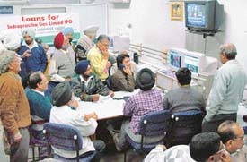 A large number of investors are approaching stock brokers to buy shares in the capital market. 