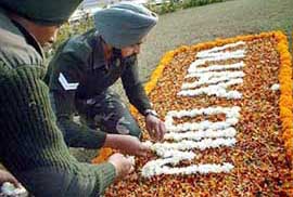 Jawans prepare flower decoration for "Vijay Divas"