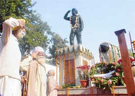 Kin of martyrs pay tributes to Flg-Off Nirmal Jit Singh Sekhon on the occasion of Vijay Divas in Ludhiana 