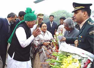 President APJ Abdul Kalam is greeted by Haryana Chief Minister Om Prakash Chautala on the formers arrival to inaugurate the National Brain Research Centre