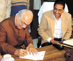 BJP senior leader Madan Lal Khurana signs his resignation