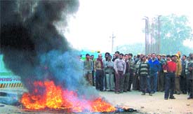 Shopkeepers of Tilak Nagar industrial area and Meenakshi Garden protesting against the demolition of their structures by the DMRC in the Capital