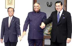 External Affairs Minister Yashwant Sinha strikes a pose with Myanmar Foreign Minister Hou Win Auna and Thai Foreign Minister Surakiart Sathirathai 