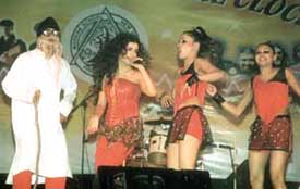 Pop singer Shibani Kashyap performing at the Winter Carnival of Modern School, Barakhamba Road. 