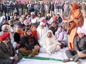 Punjab Agriculture and Rural Development Minister Rajinder Kaur Bhattal addresses a meeting of dissidents at the samadhi of late Chief Minister Beant Singh in Sector 42, Chandigarh