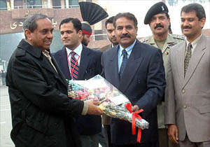Pakistani officials present bouquet to Mr D. Shashank (first from left), Foreign Secretary of India, at the Wagah 