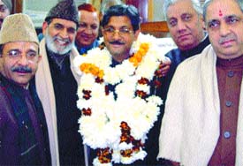 Newly elected Standing Committee MCD chairman Mukesh Singhal with the other senior leaders of Congress at Town Hall