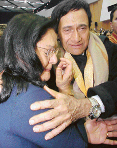 An emotional moment: Dev Anand with Rakhee at the Dadasaheb Phalke Award ceremony in Delhi